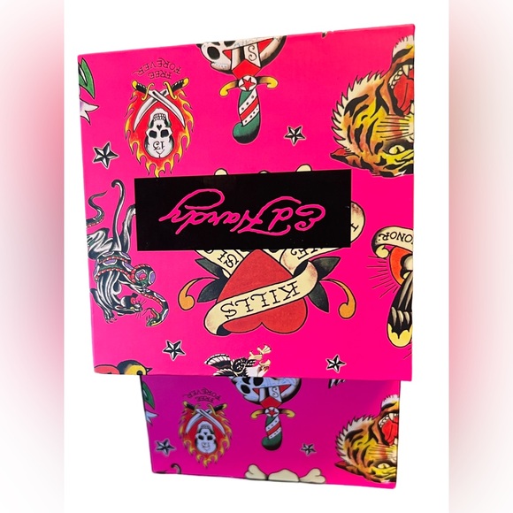 Ed Hardy NWT Skull Red Kills Heart Silver Tone Rhinestone Silicone Band Watch - Picture 7 of 8